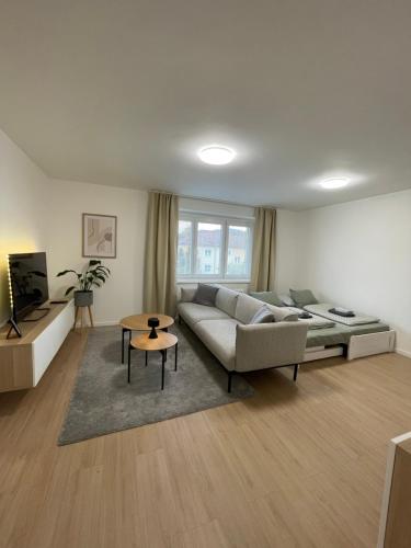una sala de estar con un sofá y una mesa en Apartmán Sihoť - pri Zimnom Štadióne, en Trenčín
