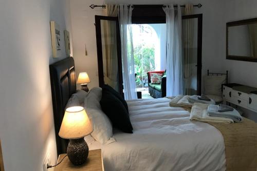 2 Bed Apartment - Sleeps 4 - Pool Patio Garden