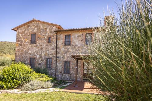 ソラーノにあるAgriturismo Melodie Toscane Soranoの庭中の古石造りの家