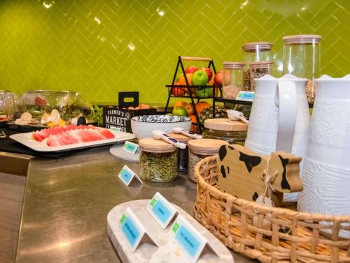 un bufé con fruta y otros alimentos en una mesa en Ibis Styles Karratha, en Karratha