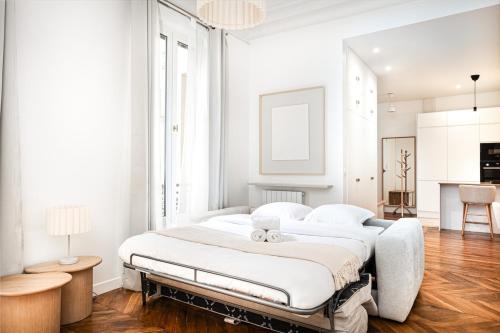 Elegant Parisian Minimalism near Arc de Triomphe