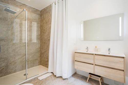 Elegant Parisian Minimalism near Arc de Triomphe