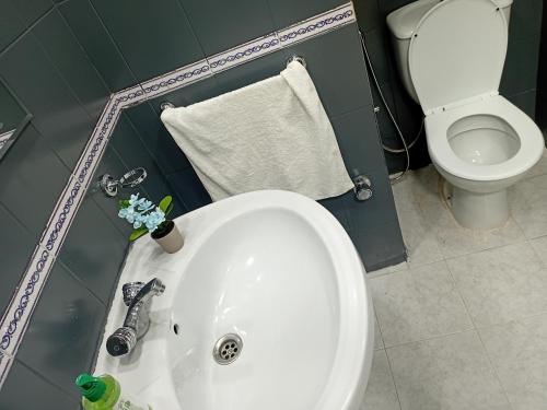 Ένα μπάνιο στο Experience Comfort in a Modern Apartment