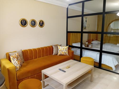 Ένα ή περισσότερα κρεβάτια σε δωμάτιο στο Experience Comfort in a Modern Apartment