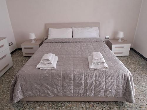 Family home في أندريا: غرفة نوم عليها سرير وفوط بيضاء