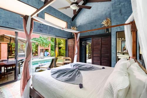 1 dormitorio con cama y piscina en VIP La Lora Beach Villa best family home, en Santa Teresa Beach