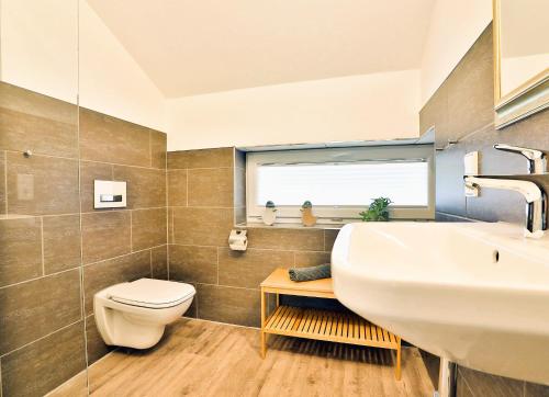 Phòng tắm tại Villa Thormarcon am Plauer See für 18 Gäste, Sauna, Pool