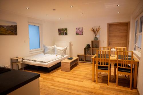 una sala de estar con un sofá y una mesa en Appartements Jupp und Hilde, en Ernst