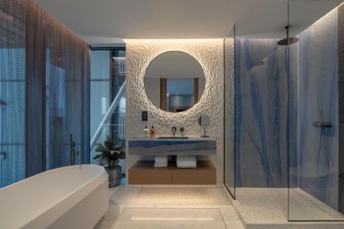 un baño con lavabo y espejo en Fulham Pier Hotel, en Londres