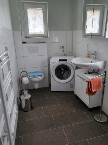 Koupelna v ubytování Ferienhaus Meisennest Bischof 97633 Sulzfeld-Leinach