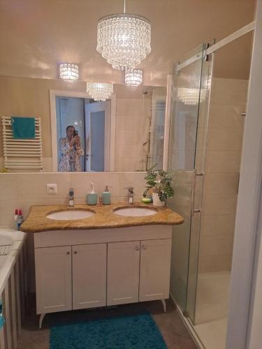 une femme prenant une photo d'une salle de bains avec deux lavabos dans l'établissement Solankowe Zacisze, à Inowrocław