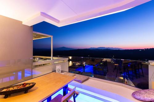 Fotografie z fotogalerie ubytování Three Moirai Villa - with 2 Heated Pools v destinaci Arménoi