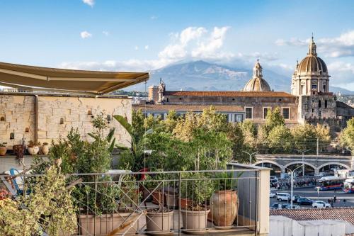 een balkon met planten en uitzicht op de stad bij Rooftop53 in Catania