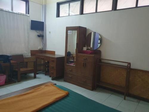 a room with a mirror and a dresser and a mirror at โรงแรมเอเซีย in Sathani Phitsanulok