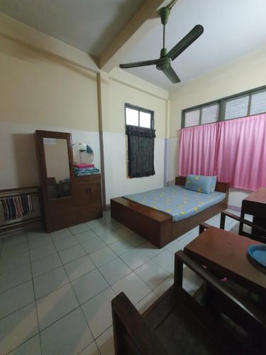 a living room with a bed and a table at โรงแรมเอเซีย in Sathani Phitsanulok