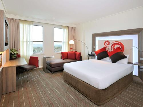 Postel nebo postele na pokoji v ubytování Novotel Melbourne Glen Waverley