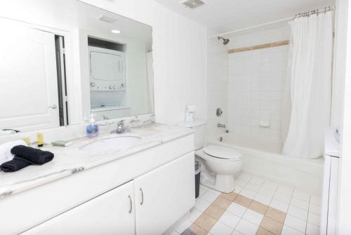 un bagno bianco con lavandino e WC di 2 BR Apt , free parking a Miami