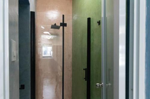 Ένα μπάνιο στο Modern Studio Suite in Art District