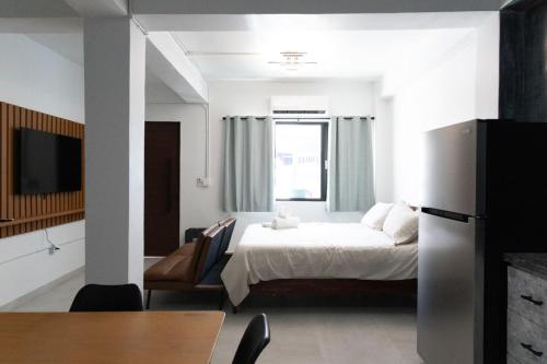 Ένα ή περισσότερα κρεβάτια σε δωμάτιο στο Modern Studio Suite in Art District