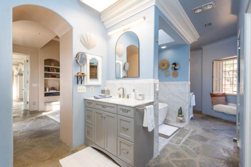 CarefreeにあるChic 3BR Estate with Stables, Pool and Pickleballの洗面台と鏡のあるバスルーム