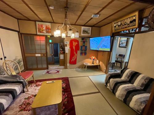 a living room with two couches and a table at AnNam Stay AJISAI in Toyonaka