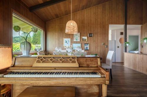 Φωτογραφία από το άλμπουμ του Modern Rustic 2B2B with Ocean Mountain Views BBQ EV Charging σε Hope Island