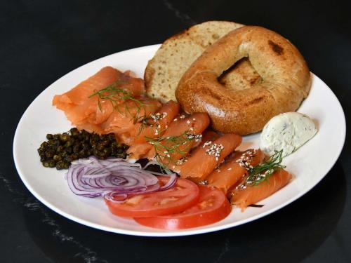 Comida en o cerca de este hotel