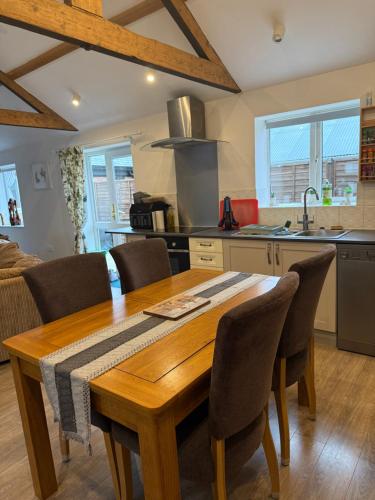 Køkken eller tekøkken på Beautiful Barn Conversion Wyboston