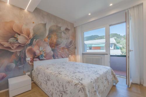a bedroom with a bed with a flower mural on the wall at Homarè in Cerisola