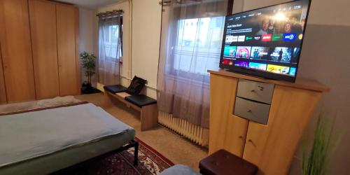 a room with a flat screen tv on a stand at Komfort 4 Zimmer Ferienwohnung in Kassel, mit eigener Küche, Badezimmer und WC, inkl Gratis Frühstück, Parkplätze, Free WiFi, Smart TV, Top Lage in Kassel in Kassel