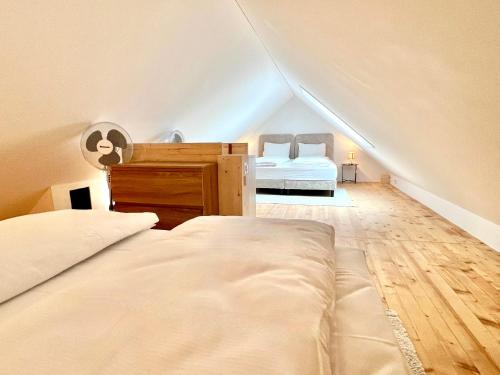 Un dormitorio con dos camas en un ático. en WA - Luxury House - Zug - 8 Pax, en Arni Alp