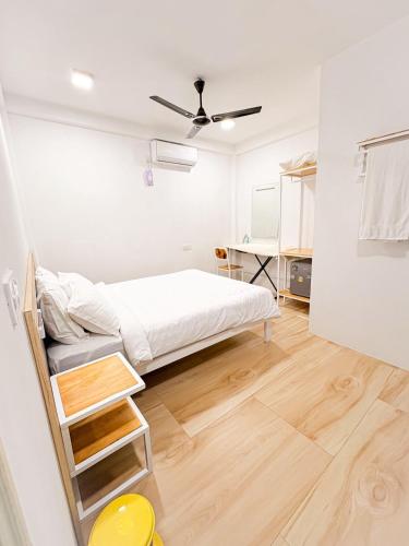 a bedroom with a bed and a ceiling fan at Himandhoo sweet dreams in Himandhoo 