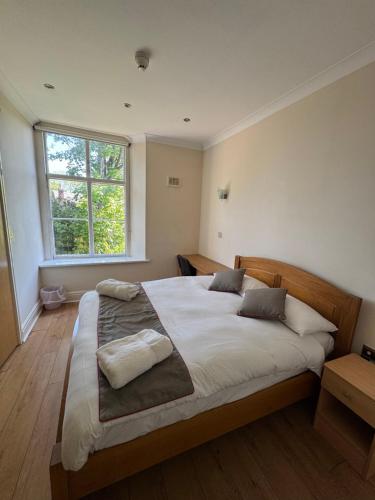 Ένα ή περισσότερα κρεβάτια σε δωμάτιο στο Nether Edge Apartments