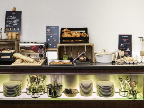 um bufê com pratos e doces em um balcão em Aparthotel Adagio La Défense Esplanade em Puteaux