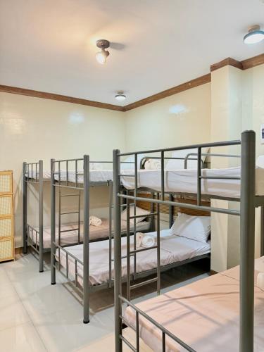 バコロドにあるYuhum Bed & Breakfast - Mandalaganの部屋にある二段ベッドのグループ