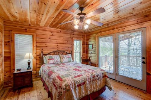 une chambre avec un lit et un ventilateur de plafond dans l'établissement Chestnut Lodge, à Boone