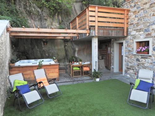 Um jardim em Green Chalet Scalotta - Nature Relax Lake view with Jacuzzi and Spa