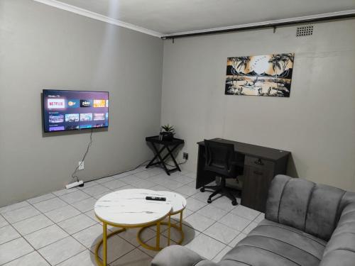 Μια τηλεόραση ή/και κέντρο ψυχαγωγίας στο Tranquil Guesthouse