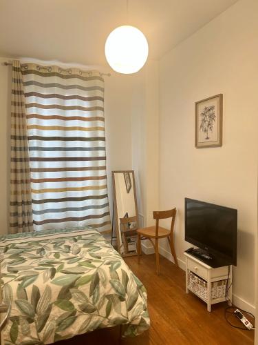 Comfort Parisian Room and Sofa Bed 1 min to Metro M4 & T3A Paris Chambre chez Habitant