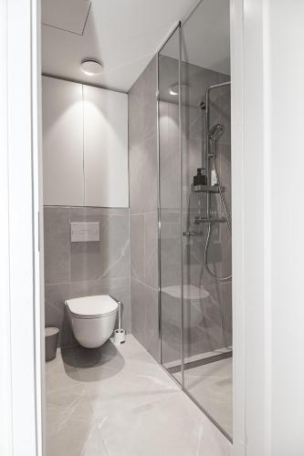 un baño con inodoro y ducha en Uus Volta, en Tallin
