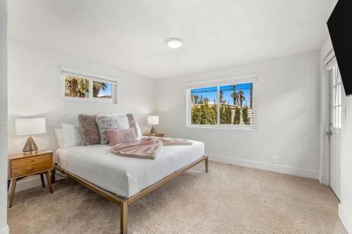 Giường trong phòng chung tại Casa Santa Rosa-Resort Pool & Spa, Fire Pit, BBQ, Ping Pong