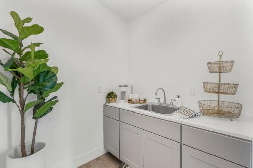 Nhà bếp/bếp nhỏ tại Casa Santa Rosa-Resort Pool & Spa, Fire Pit, BBQ, Ping Pong