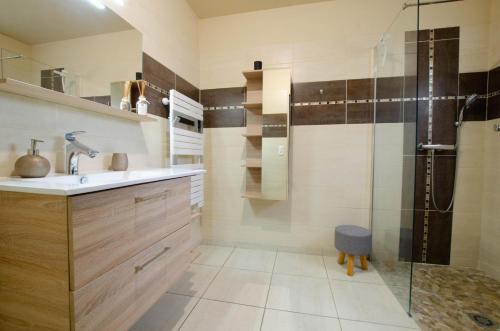 Ένα μπάνιο στο La jouquiniere