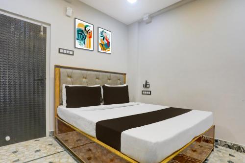 a bedroom with a large bed in a room at Hotel O The 4th Town in Jamshedpur