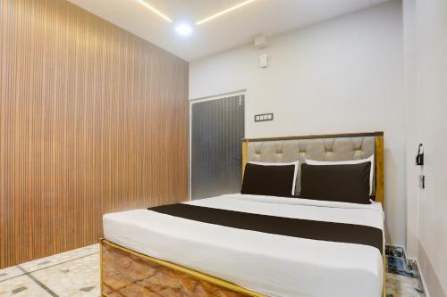 a bedroom with a large bed in a room at Hotel O The 4th Town in Jamshedpur
