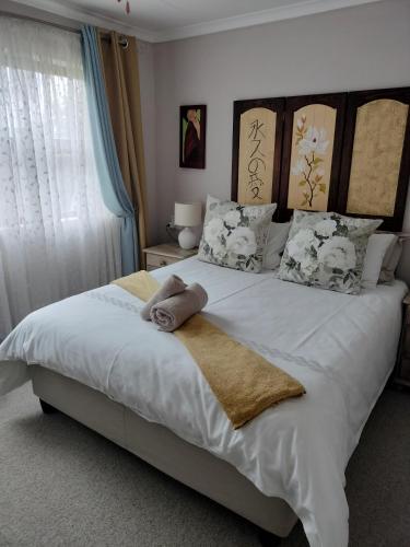 a bedroom with a large bed with white sheets and pillows at Oz on M8re in Stanford