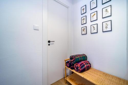 a room with a hallway with a door and a bench at Villa May en Riegu Vidiago Llanes in Vidiago