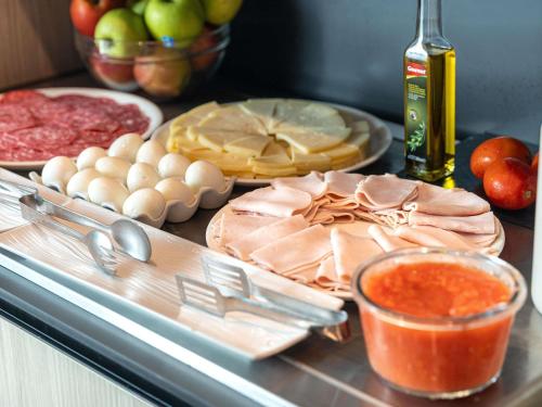 Una encimera con carne y otros ingredientes encima. en Ibis Budget Valencia Aeropuerto, en Manises