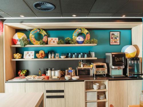 Una cocina con una encimera con comida encima. en Ibis Budget Valencia Aeropuerto, en Manises