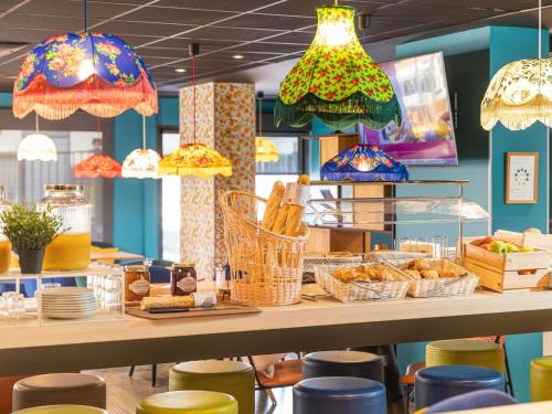 una panadería con pan y bollería en una barra en Ibis Budget Valencia Aeropuerto, en Manises